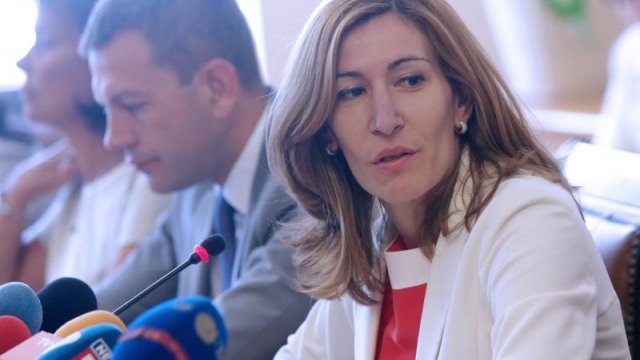 <p>
	Служебният министър на транспорта Николина Ангелкова.<em> Снимка: БТА</em></p>
