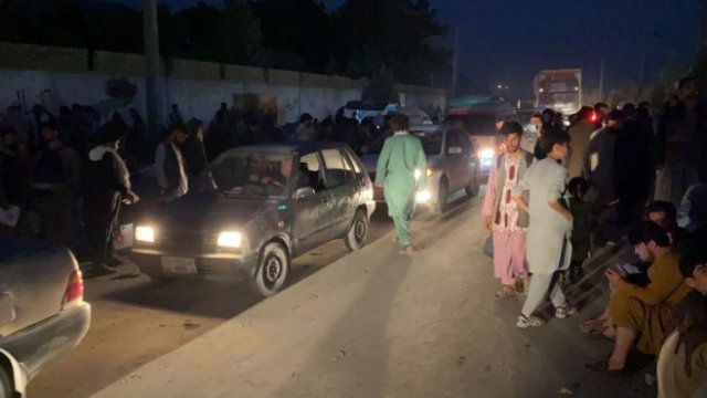 <p>
	Хиляди афганистанци чакат в района на летището в Кабул, за да се опитат да напуснат страната. <em>Снимка: EPA/STRINGER</em></p>
