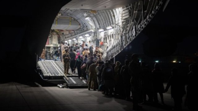 <p>
	Група хора се качват на военен самолет на международното летище в Кабул, за да напуснат страната. <em>Снимка: EPA/MSgt. Donald R. Allen</em></p>
