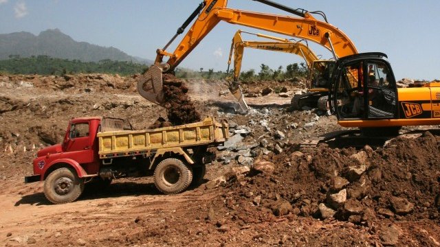 <p>
	При изграждането на дълъг тунел ще бъде нужно и много място за депониране на скалната маса. <em>Снимка: архив Ройтерс</em></p>
