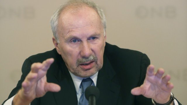 <p>
	Гуверньорът на Австрийската централна банка и член на изпълнителния съвет на ЕЦБ Евалд Новотни. <em>Снимка: Ройтерс</em></p>

