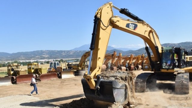 <p>
	Първа копка на лот 3.1 от АМ Струма, участък Благоевград - Крупник, 31.08.2017 г.<em> Снимка: АПИ</em></p>

