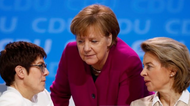 <p>
	Лидерът на ХДС Анегрет Крамп-Каренбауер (вляво), германският канцлер Ангела Меркел (в средата) и избраната за председател на Европейската комисия Урсула фон дер Лайен (вдясно). <em>Снимка: Ройтерс</em></p>
