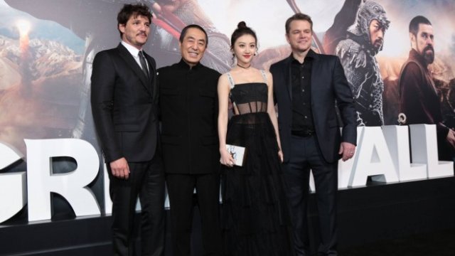 <p>
	Педро Паскал, режисьорът Джан Имоу, Тиан Джин и Мат Деймън (отляво на дясно).&nbsp;<em>Снимка: The Great Wall Facebook Page</em></p>
