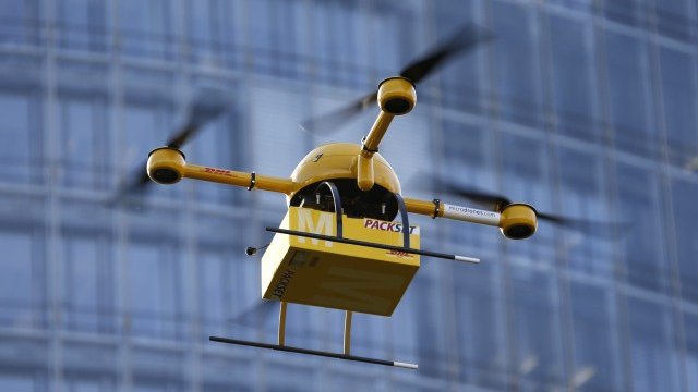 <p>
	Идеята на Amazon да използва дрони за доставките си показа, че безпилотните самолети могат да бъдат полезни за бизнеса. <em>Снимка: архив Ройтерс</em></p>
