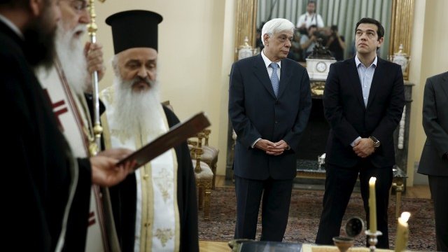 <p>
	Новият кабинет на Ципрас се закле и този път на церемонията присъстваха и представители на Църквата. Снимка: <em>Ройтерс</em></p>
