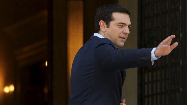 <p>
	Алексис Ципрас не пропусна да поздрави журналистите, но отказа коментари след клетвата на новите министри. Снимка: <em>Ройтерс</em></p>
