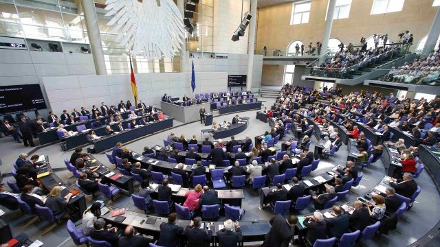 <p>
	В петък Бундестагът даде на правителството мандат да води преговори за трета помощна програма за Гърция. <em>Снимка: Ройтерс</em></p>
