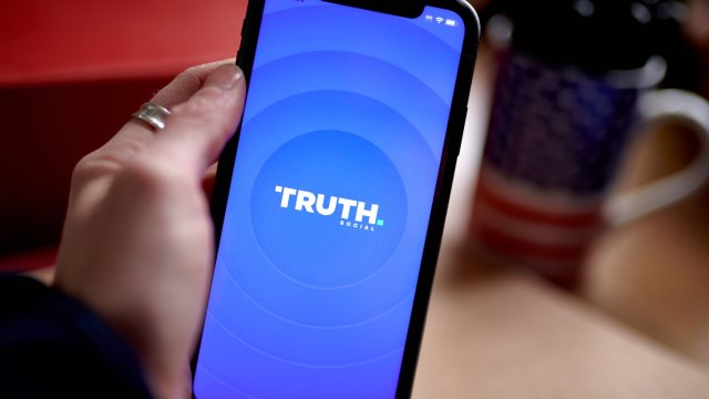 Цената на акциите на Trump Media се срина с 25% 