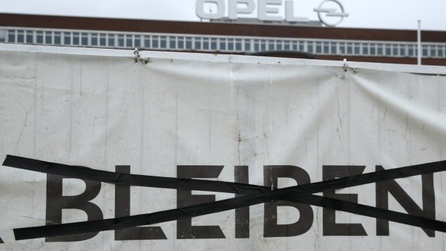 <p>
	Надписът &quot;Оставаме&quot; е задраскан. <em>Снимка: Ройтерс</em></p>
