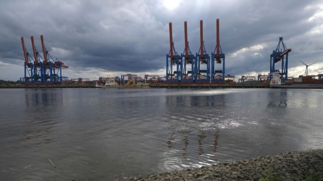 <p>
	Пристанището на Хамбург. <em>Снимка: Krisztian Bocsi/Bloomberg</em></p>
