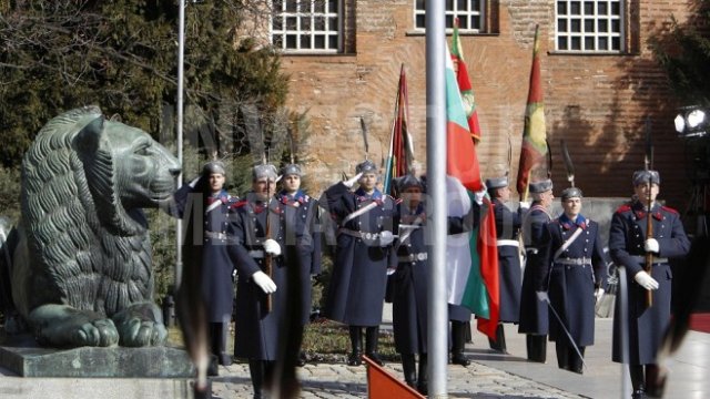 <p>
	Хиляди посетиха паметни за 3 март места. Снимка: <em>Олег Попов, Investor Media Group</em></p>
