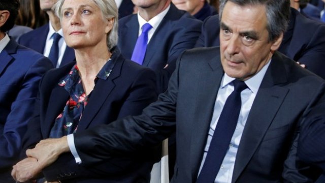 <p>
	Франсоа Фийон със съпругата си Пенелоп на политическа среща в Париж. <em>Снимка: Архив Ройтерс</em></p>
