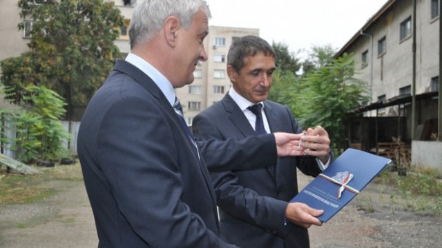 <p>
	<em>През октомври 2015 г. </em><em>областният управител Розалин Петков връчи ключовете на сградата на община Пловдив, представлявана от временно изп. длъжността кмет инж. Димитър Кацарски. Снимка: общината</em></p>
