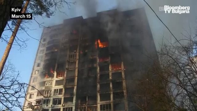 Жилищен блок в Киев, обхванат от пламъци