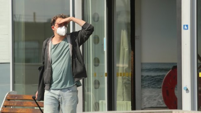 <p>
	Пътник на входа на летище София. <em>Снимка: БГНЕС/БЛАГОЙ КИРИЛОВ</em></p>
