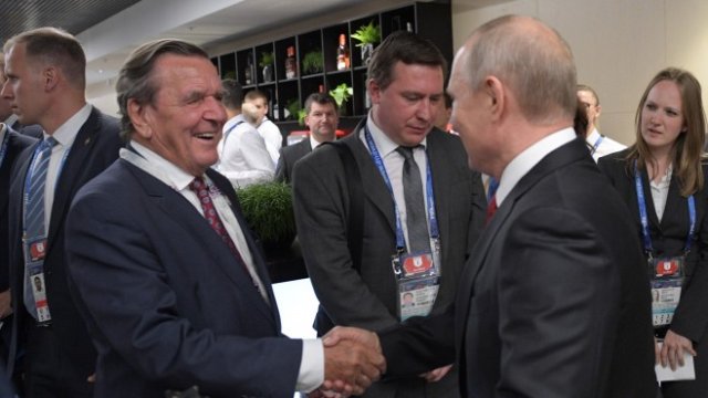 <p>
	Путин и бившият германски канцлер Герхард Шрьодер <em>(вляво)</em>. <em>Снимка: EPA/ALEXEI DRUZHININ</em></p>
