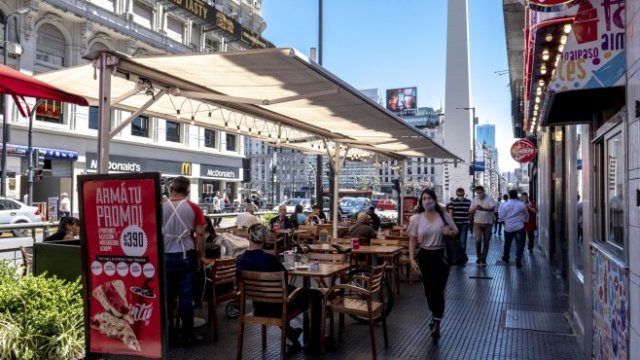 <p>
	Ресторант в центъра на Буенос Айрес. <em>Снимка: Erica Canepa/Bloomberg</em></p>
