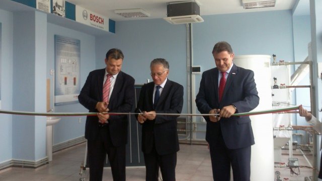 <p>
	Ректорът на ТУ София (в средата) преряза лентичката по случай откриването на &quot;Лабораторията по възобновяеми енергийни източници&quot;.&nbsp;<em>Снимка: Investor.bg</em></p>
