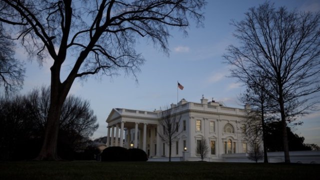 <p>
	Всчики погледи отново са вперени в Белия дом.<em> Снимка: Bloomberg</em></p>
