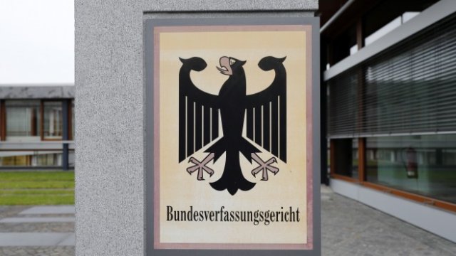 <p>
	Логото на съда пред централата в Карлсруе. <em>Снимка: EPA/RONALD WITTEK</em></p>
