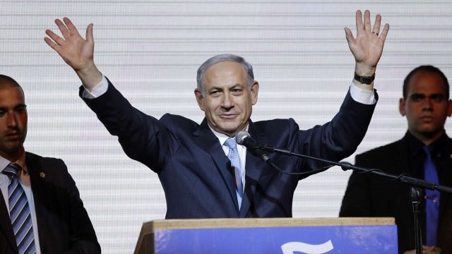 <p>
	Нетаняху поздравява своите привърженици. <em>Снимка: Ройтерс</em></p>
