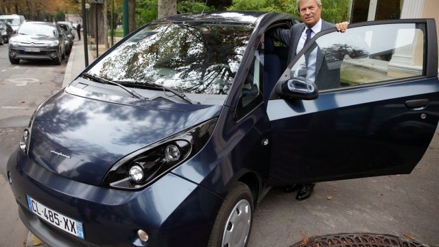 <p>
	Винсент Болоре позира с един от първите Bluecars. <em>Снимка: Ройтерс</em></p>
