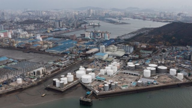 <p>
	Играчите на пазара са изправени пред перспективата от отслабваща директна търговия в Азия, въпреки предприетото от Саудитска Арабия увеличение на цените през януари, което бе обявено малко по-рано тази седмица.&nbsp;<em>Снимка:&nbsp;SeongJoon Cho/Bloomberg</em></p>
