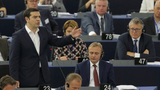 <p>
	Ципрас изнася речта си пред европейските депутати. <em>Снимка: Ройтерс</em></p>
