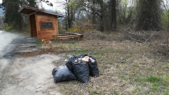 <p>
	<em>Почистване на нерегламентирани сметища. Снимка: община Тетевен</em></p>
