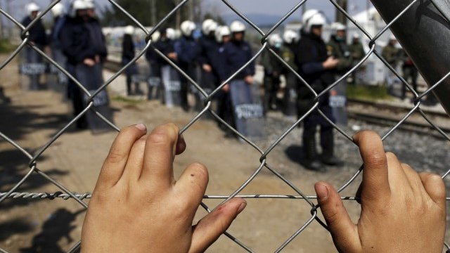 <p>
	Бежански лагер в Гърция. Снимка: <em>Ройтерс</em></p>
