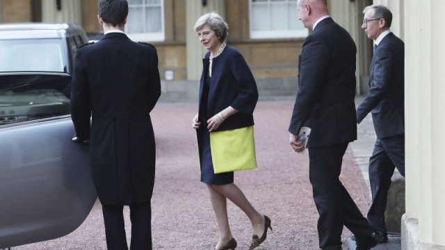 <p>
	Тереза Мей напуска Бъкингамския дворец, след като получи мандат за съставяне на правителство от кралица Елизабет II. <em>Снимка: Ройтерс</em></p>
