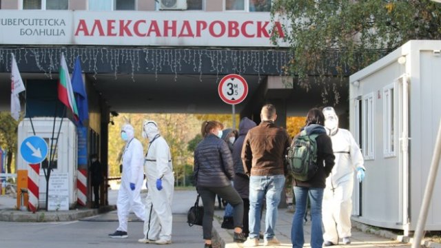 <p>
	До днес /петък/ пред всички големи държавни болници трябва да бъдат поставени мобилни пункове - тип фургон, където всеки ще може да се изследва за коронавирус. <em>Снимка: БГНЕС</em></p>
<p>
	&nbsp;</p>
