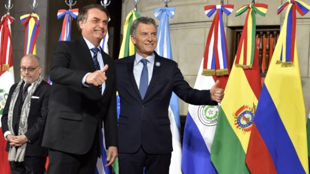 <p>
	Президентът на Аржентина Маурисио Макри и бразилският му колега Жаир Болсонаро по време на 54-ата среща на върха на държавните глави на Меркосур и асоциираните държави в Санта Фе. <em>Снимка: Ройтерс</em></p>
