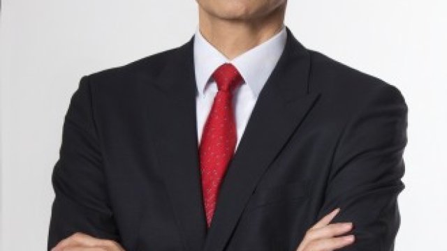 <p>
	На малката снимка: Оливър Рьогл, председател на УС на Райфайзенбанк България. <em>Източник: Райфайзен</em></p>
<p>
	<em>Източник голяма снимка: архив Ройтерс</em></p>
