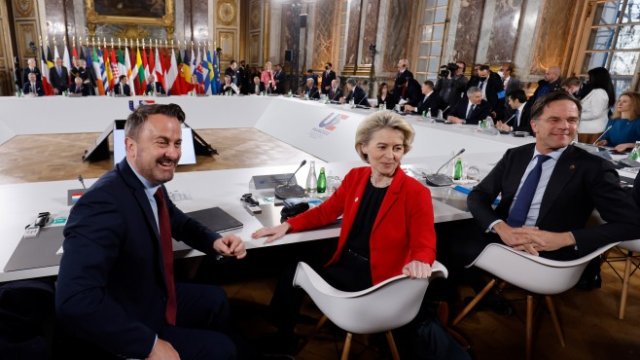 <p>
	Фон дер Лайен (в средата). <em>Снимка: ЕРА</em></p>
