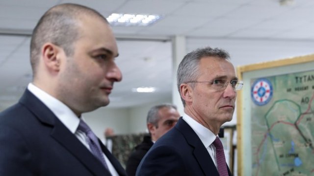 <p>
	Грузинският министър-председател Мамука Бахтадзе (вляво) и генералният секретар на НАТО Йенс Столтенберг. <em>Снимка: Ройтерс</em></p>
