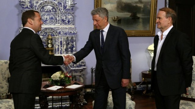 <p>
	Руският премиер Медведев с Юри Бойко и&nbsp;украинския политик Виктор Медведчук. <em>Снимка: Ройтерс</em></p>
