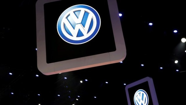 <p>
	Логото на Volkswagen по време на изложението Salao do Automovel International Auto Show в Сао Пауло. Снимка: Архив Ройтерс</p>
