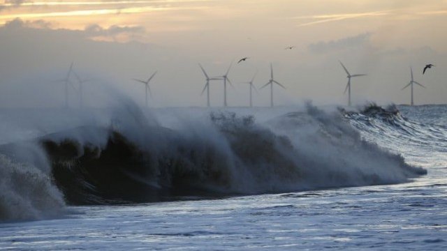 <p>
	С първия кръг от финансирането за фонда компанията е придобила 9 вятърни и соларни парка във Великобритания и Ирландия. <em>Снимка: архив, Ройтерс</em></p>
