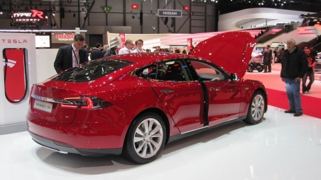 <p>
	<em>Единственият към момента сериен модел на Tesla по време на автомобилното изложение в Женева. Снимка: Automedia.bg</em></p>
