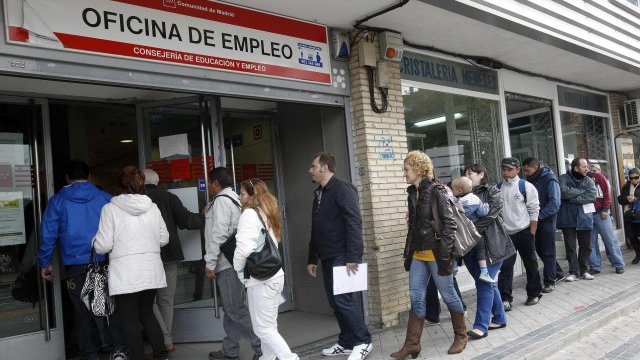 <p>
	Безработни се редят пред бюро по труда в Мадрид. Всеки четвърти трудоспособен в Испания е без работа.&nbsp;<em>Снимка: Ройтерс</em></p>

