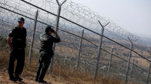 <p>
	Служители на Гранична полиция наблюдават границата между България и Турция. <em>Снимка: архив, Ройтерс</em></p>
