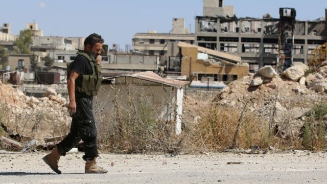 <p>
	Обсадените жители на северния сирийски град Алепо имат спешна нужда от хуманитарни помощи. <em>Снимка: Ройтерс</em></p>
