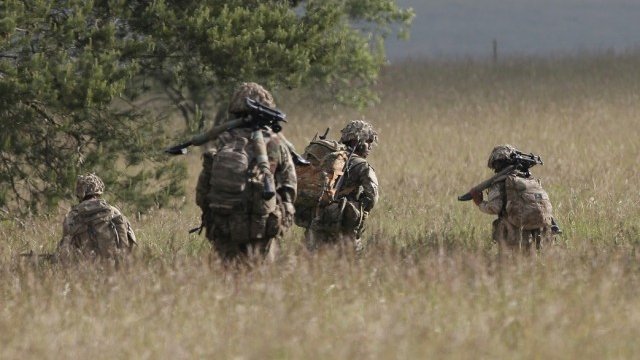<p>
	Обучение на британски войници. <em>Снимка: архив Ройтерс</em></p>
