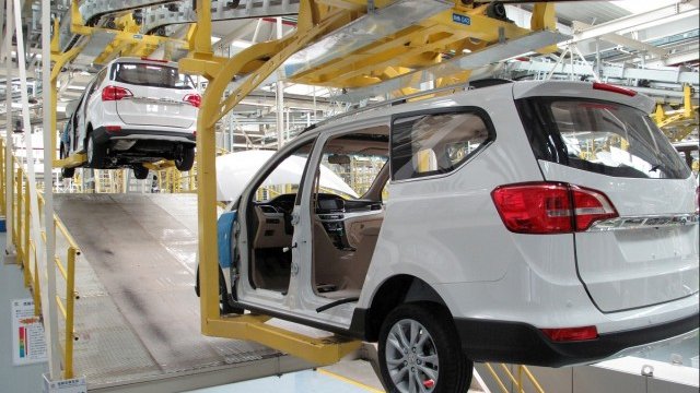 <p>
	Завод на държавната автомобилна компания Saic Motor. <em>Снимка: архив Ройтерс</em></p>
