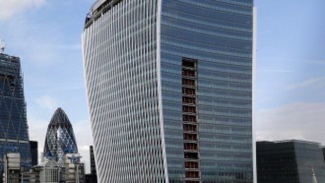 <p>
	Небостъргачът Walkie Talkie в центъра на Лондон беше купен от хонконгски инвеститори.&nbsp;<em>Снимка: Архив Ройтерс</em></p>
