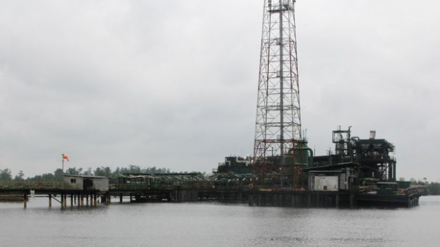 <p>
	Плаващата петролна станция на Shell OML 25 край нигерийското крайбрежие. <em>Снимка: Ройтерс</em></p>
