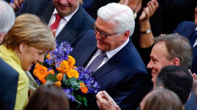 <p>
	Ангела Меркел поздравява новоизбрания президент Франк-Валтер Щайнмайер. Снимка: <em>Ройтерс</em></p>
