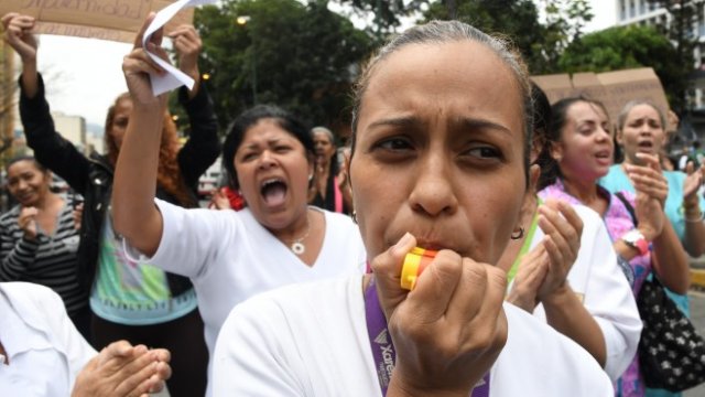 <p>
	Медицински служители в Каракас стачкуват за по-високи заплати. <em>Снимка: Ройтерс</em></p>
